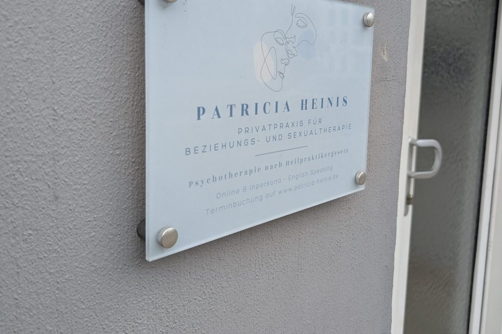 Praxisschild von Patricia Heinis: Privatpraxis für Beziehungs- und Sexualtherapie in München